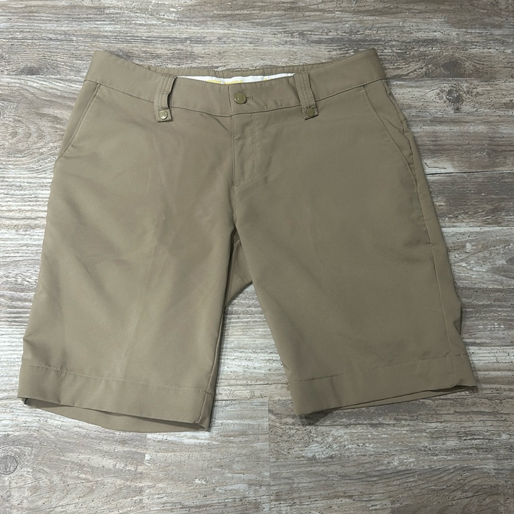 Under Armour Women's Performance Khaki Golf Short, size 6